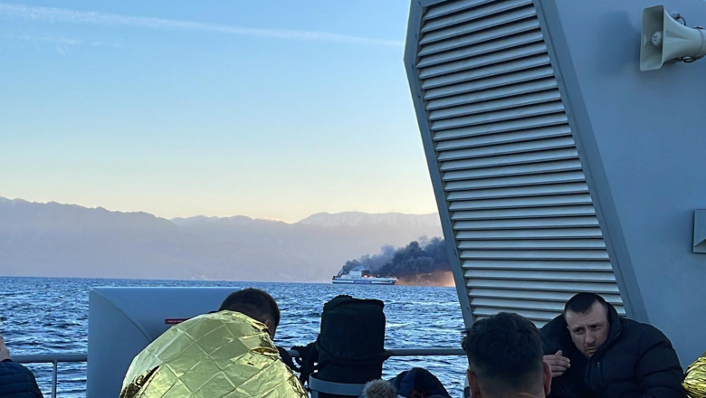Imagini &icirc;nfricoșătoare cu feribotul care a luat foc &icirc;n Mediterană! Aproape 300 de persoane, printre care și rom&acirc;ni, se aflau la bord! C&acirc;ți dispăruți sunt