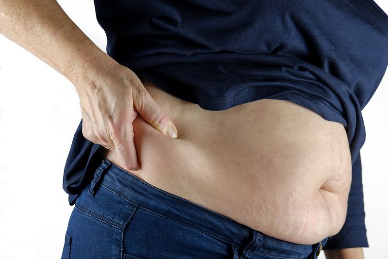 Retenția de apă te împiedică să slăbești. Cele mai eficiente metode care îți reduc talia cu câțiva centimetri
