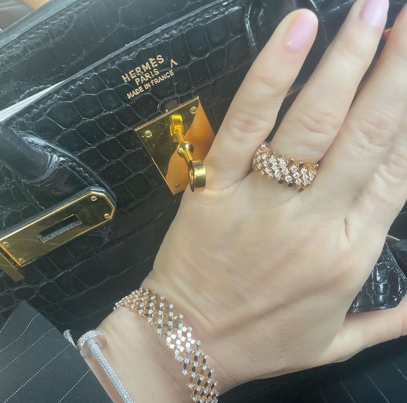 Anamaria Prodan s-a fotografiat cu un inel pe mâna stângă