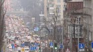 Imagini de ultimă ora la vama din România! Ucrainienii vin pe jos la graniță, de teama razboiului