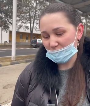 De teama războiului, o mamă a trecut granița pe jos din Ucraina în România