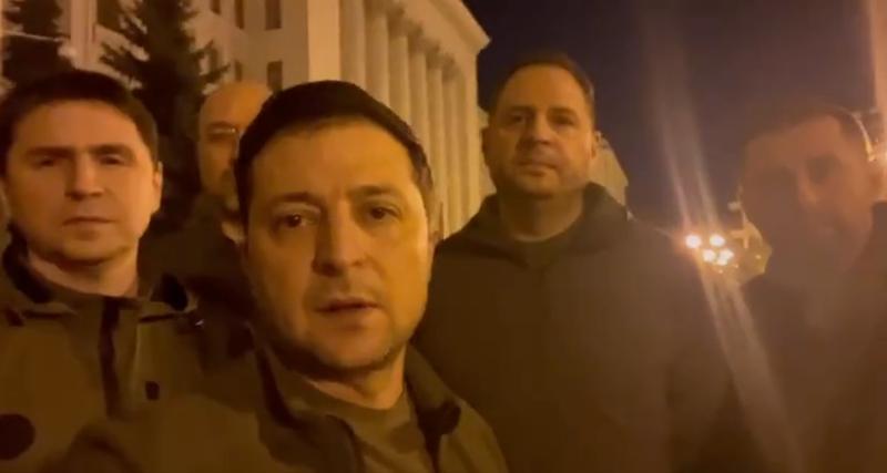 Clădire de apartamente din Kiev, bombardată în a treia zi de asediu! Oamenii au fost evacuați de urgență
