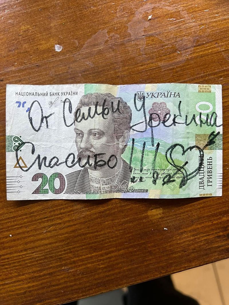 Refugiații au desenat o inimioară &icirc;n dreptul mesajului