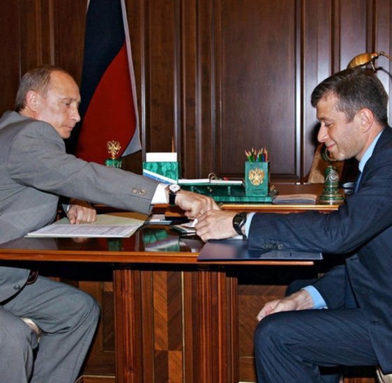 Roman Abramovich, un apropiat de-ai lui Vladimir Putin, lasă clubul de fotbal altora și negociază pacea &icirc;ntre Rusia și Ucraina