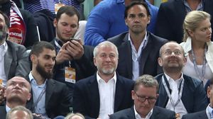 Roman Abramovich, un apropiat de-ai lui Vladimir Putin, lasă clubul de fotbal altora și negociază pacea între Rusia și Ucraina: „Vrea să scape de Chelsea rapid”