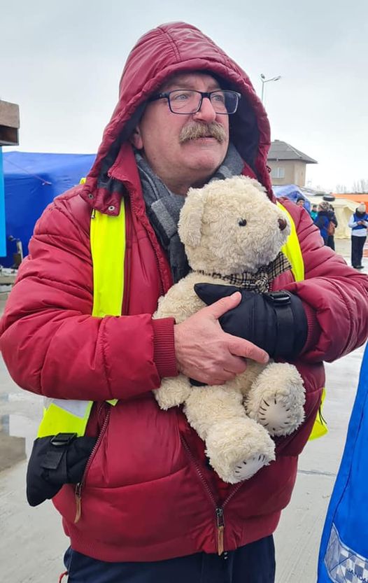 Acest bărbat a mers &icirc;n vamă cu ajutoare pentru copiii orfani. A &icirc;mpărțit toate jucăriile, dar acest ursuleț &icirc;l ținea &icirc;n brațe. Povestea e emoționantă: 