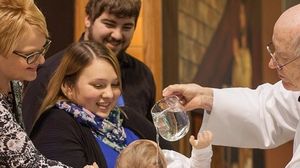 Tradiții și obiceiuri la botez. Ce trebuie să facă nașii în biserică