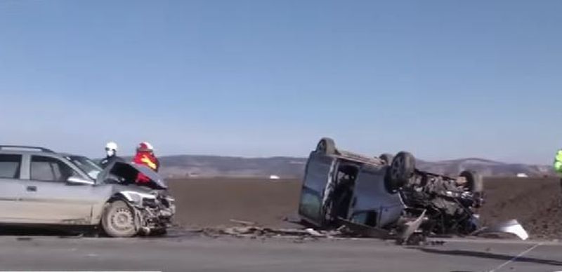 Accident teribil &icirc;n Prahova, după ce șoferul unui microbuz a făcut infarct la volan și a murit! La bord se aflau alți 15 pasageri