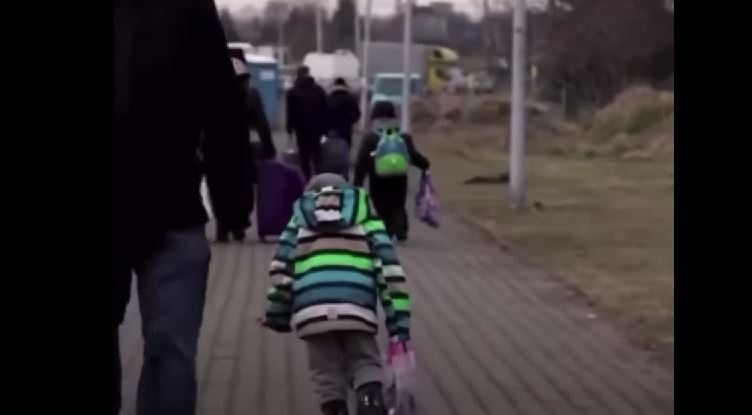 Imaginile care au ajuns virale cu un băiețel ce a trecut granița singur, plângând, spre Polonia