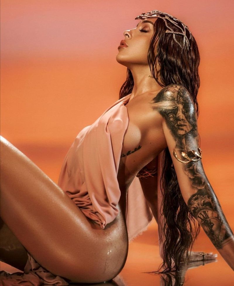 Ștefania, goală pușcă pe internet