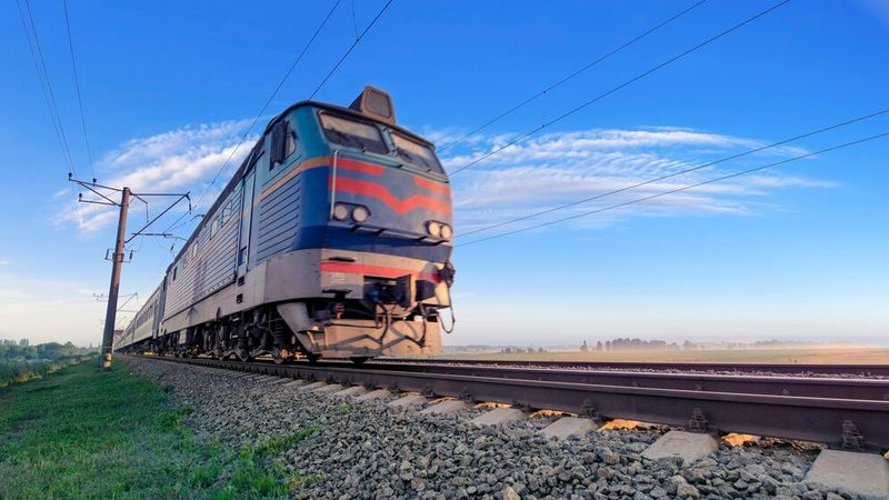 Ora de vară 2022. Cum afectează schimbarea orei mersul trenurilor în România