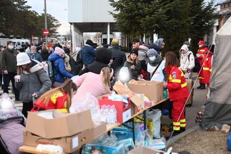 Sute de voluntari îi așteaptă pe refugiați la graniță, cu mâncare și băuturi calde