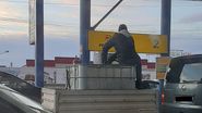 EXCLUSIV! Cozi uriașe în benzinării! Oamenii au venit cu butoaie și canistre să-și facă rezerve de carburanți: "De mâine ajunge 11 lei/l prețul motorinei"
