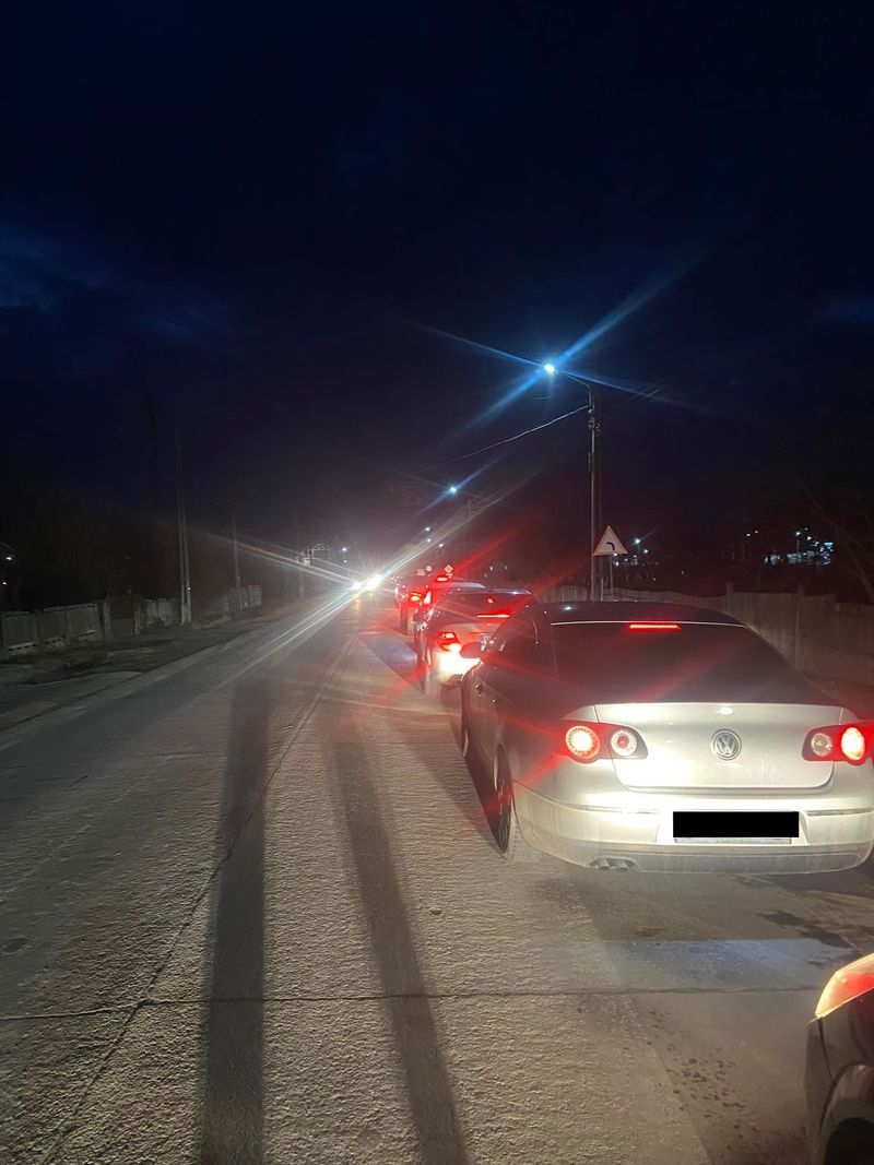 EXCLUSIV! Cozi uriașe în benzinării! Oamenii au venit cu butoaie și canistre să-și facă rezerve de carburanți: &quot;De mâine ajunge 11 lei/l prețul motorinei&quot;