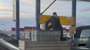 Oamenii au venit cu cisterne, pentru a-și face provizii de combustibil