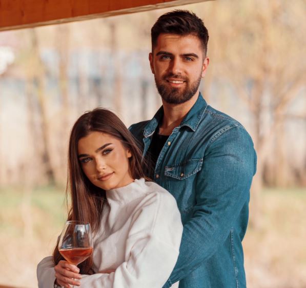 &bdquo;N-am m&acirc;ncat, n-am dormit, am zăcut pl&acirc;ng&acirc;nd&rdquo;! Theo Rose, mărturii despre suferința &icirc;n dragoste! Artista a trecut prin multe stări