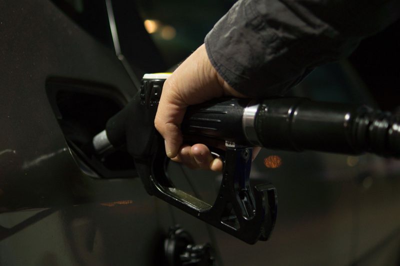 Reprezentanții unei benzinării din Timișoară, după ce au afișat la pompă prețul de 9,99 lei, își cer scuze