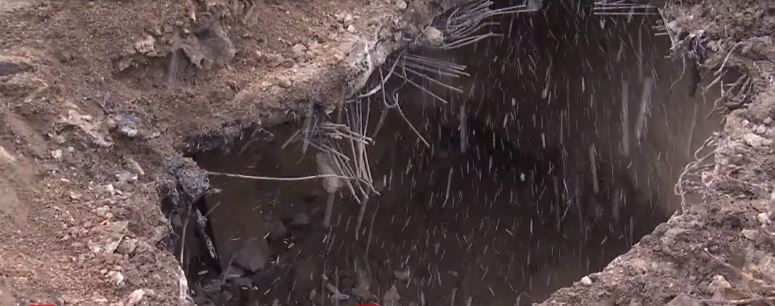 Groapă săpată pe stadionul din București Autoritățile au săpat două zile pe un stadion din București, după ce un deținut l-a acuzat pe un fost polițist că ar fi îngropat un cadavru