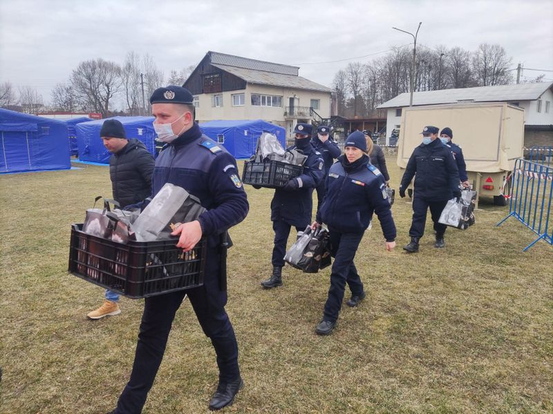 Autoritățile române ajutând refugiații