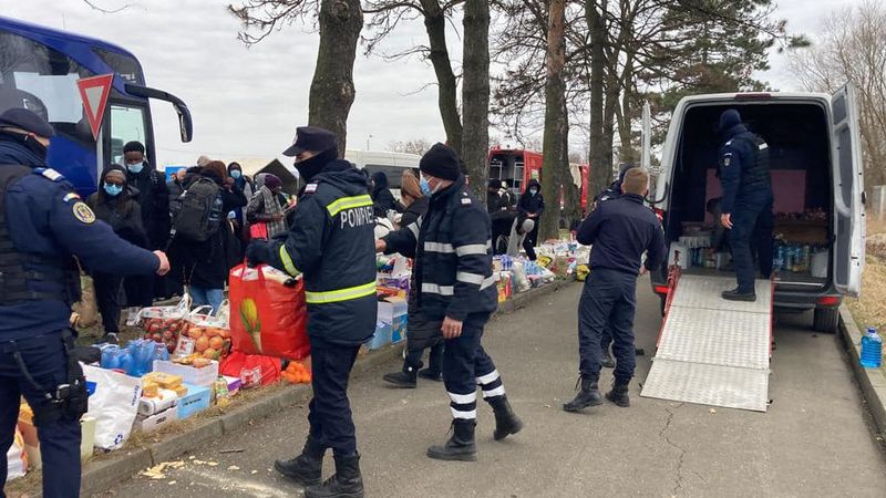 Autoritățile române ajutând refugiații