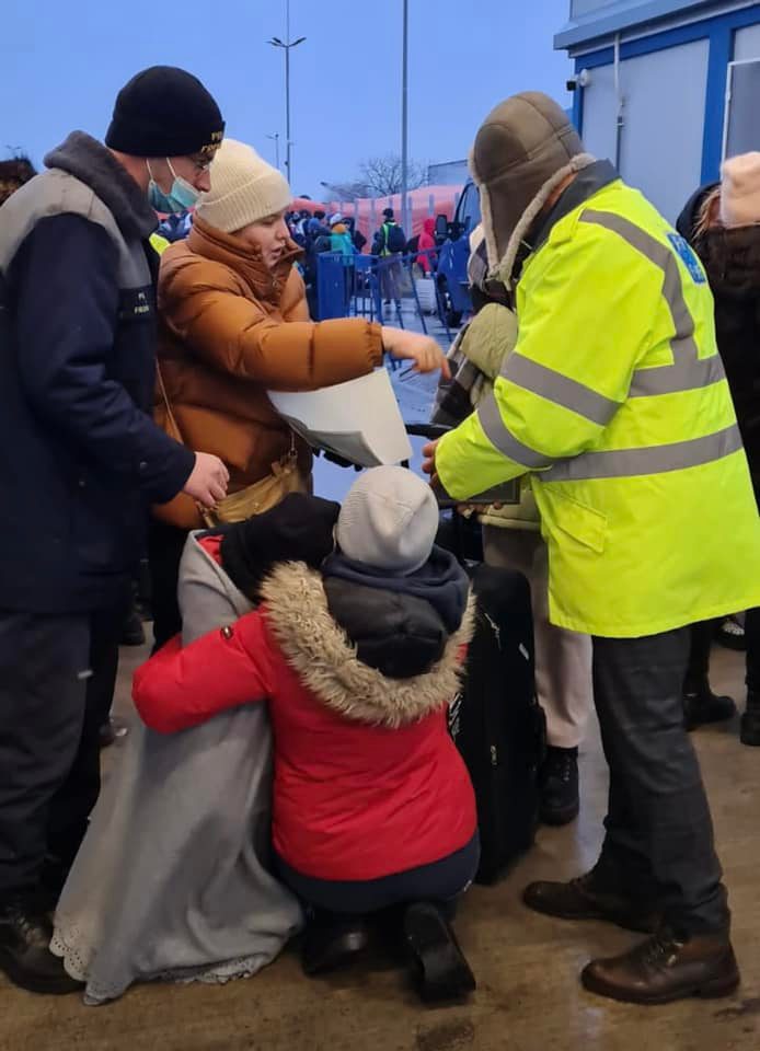 Autoritățile române ajutând refugiații