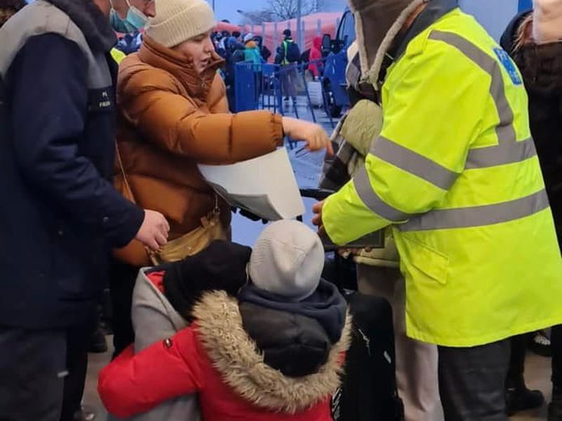 Autoritățile rom&acirc;ne ajut&acirc;nd refugiații