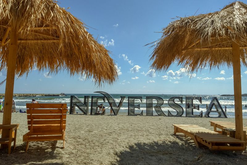 Line-up Neversea 2022: lista completa cu artiștii care vor performa pe plaja Neversea din Constanța