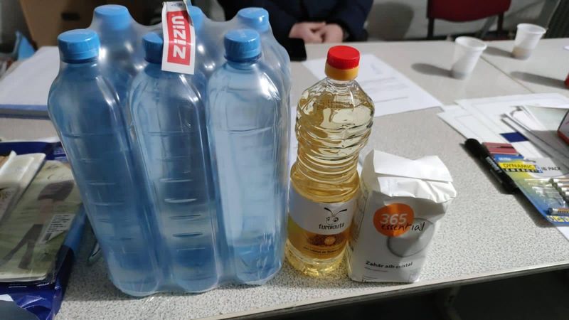 Donații Un om al străzii din București a venit să doneze pentru refugiați. Ce le-a cumpărat ucraineninlor, din puțin lui: "Am vrut să-i dăm banii înapoi, dar a refuzat"