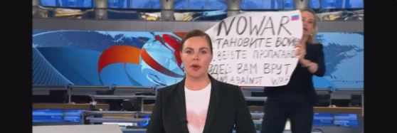 Volodimir Zelenski, mesaj pentru angajata televiziunii de stat din Rusia care a afișat o pancartă anti-război, &icirc;n direct la TV: &bdquo;Sunt recunoscător&rdquo;