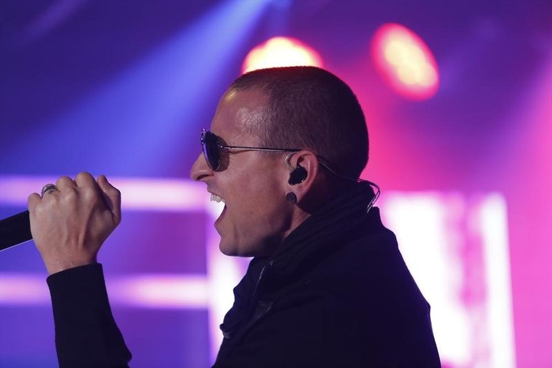 Chester Bennington ar fi &icirc;mplinit 46 de ani. Cum se manifestă depresia, groaznica afecțiune de care suferea artistul