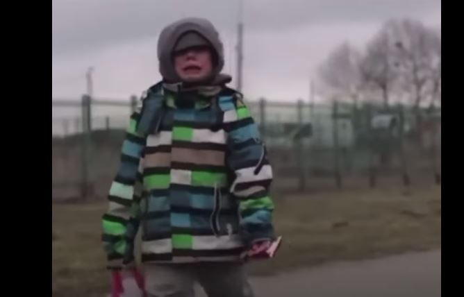 „Nu am tată, nu am mamă, au murit”! Cazul lui Sașa, un copil ucrainean de nouă ani, a stârnit un val de empatie în rândul românilor. Mai multe familii vor să-l adopte