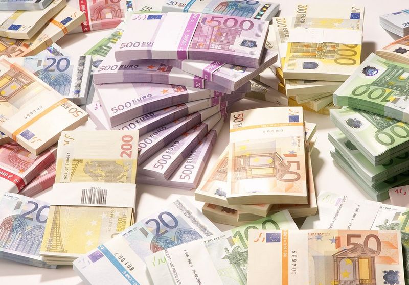 Cum vor arăta banii în 2030 sau de ce expresia „a ține banu' la saltea” va deveni o glumă veche