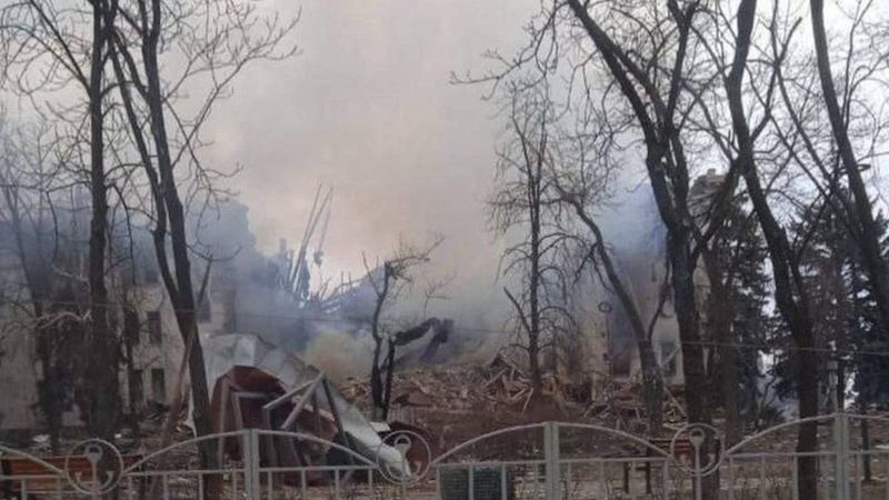 „Oamenii ies vii”! Ucrainenii care se aflau în Teatrul Dramatic din Mariupol încep să fie scoși de sub dărâmături