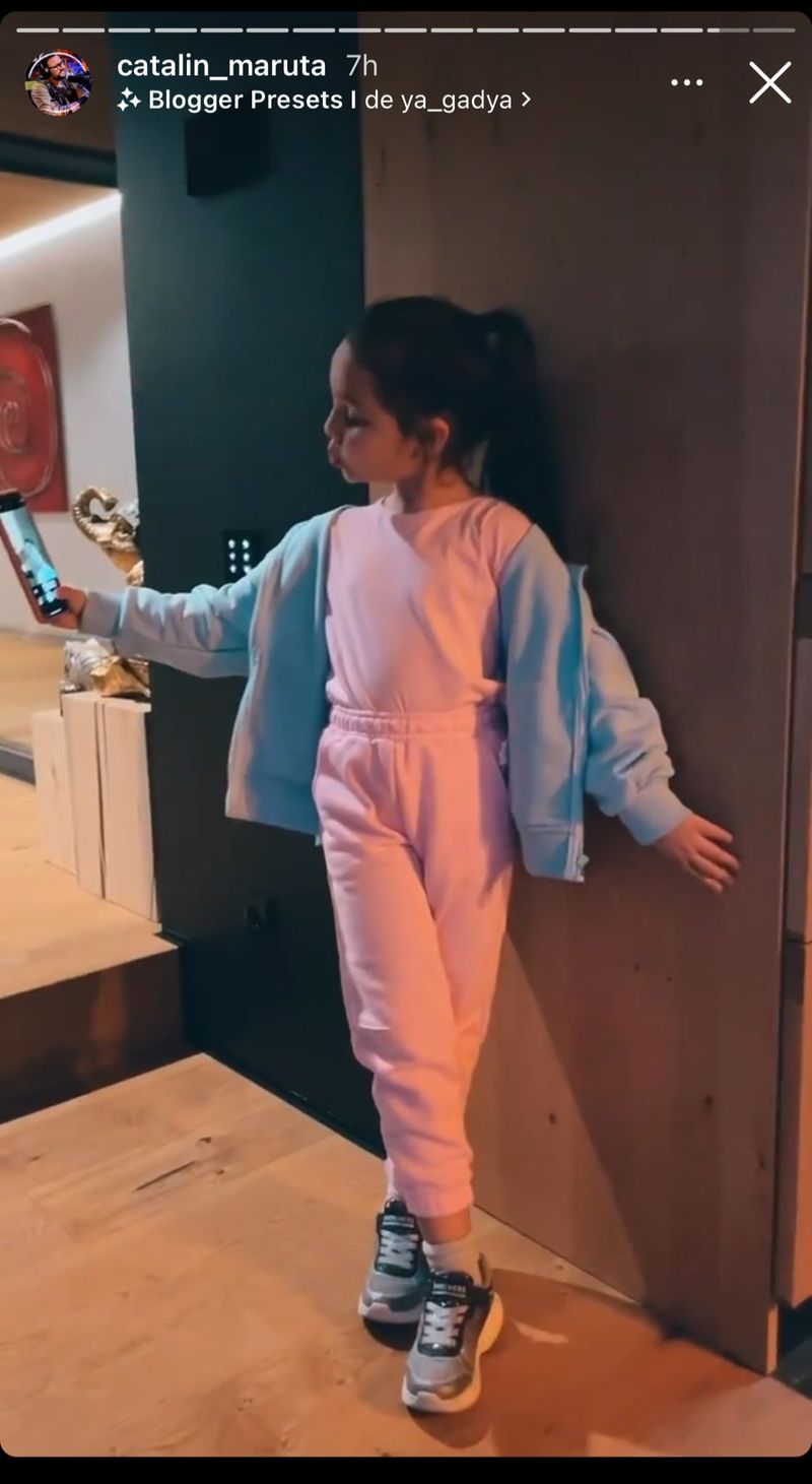 Eva a început să facă poze, de față cu tatăl ei! Măruță a atenționat-o imediat când a văzut „De ce trebuie să faci așa cu buzele”