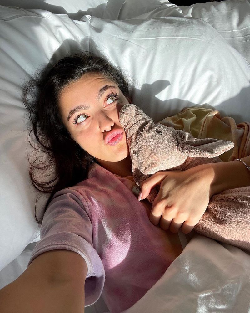 Cu cine a dormit Alexia Eram în Dubai în lipsa lui Marios Fresh! Fiica Andreei Esca s-a fotografiat direct din așternuturi: „Îi ține locul lui Mario până vine și el”