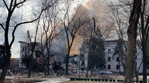 Sute de ucraineni, blocați sub ruinele teatrului din Mariupol