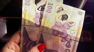 O ucraineancă a fost oprită de un român la o benzinărie din Moieciu! Când a văzut-o, bărbatul și-a scos imediat portofelul. Ce a urmat a făcut-o pe femeie să plângă