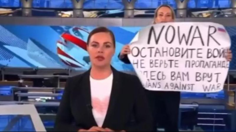 Rușii cred că Marina Ovsiannikova are legătură cu serviciile secrete