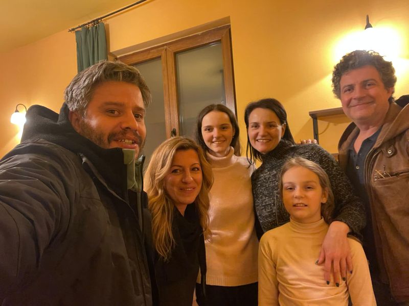 Actorul Mihai Călin a găzuit la el acasă o familie de ucraineni, veniți doar cu hainele de pe ei: 