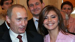 Alina Kabaeva și Vladimir Putin  Alina Kabaeva, presupusa amantă a lui Vladimir Putin, ar putea opri războiul