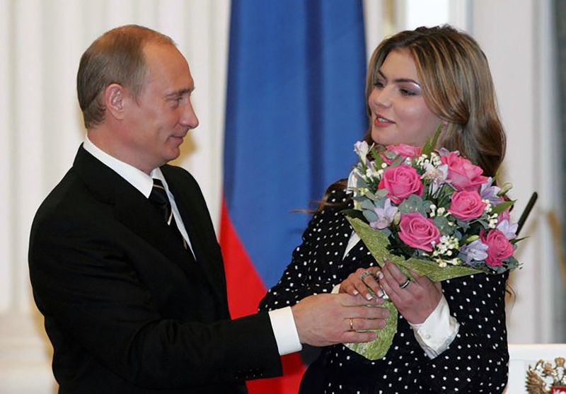 Alina Kabaeva și Vladimir Putin Alina Kabaeva, implorată de rude să-l convingă pe Putin să oprească războiul