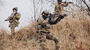 Cum reușesc Forţele pentru Operaţii Speciale ale Ucrainei să umilească armata rusă. Iată cum au fost antrenați militarii ucraineni