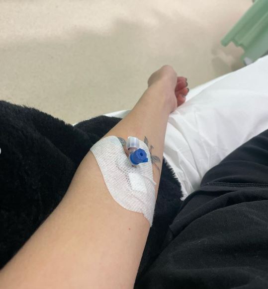 Imagini &icirc;ngrijorătoare cu vloggerița Mimi de pe patul de spital! Influencerița a stat la perfuzii c&acirc;teva ore. Ce s-a &icirc;nt&acirc;mplat cu t&acirc;năra
