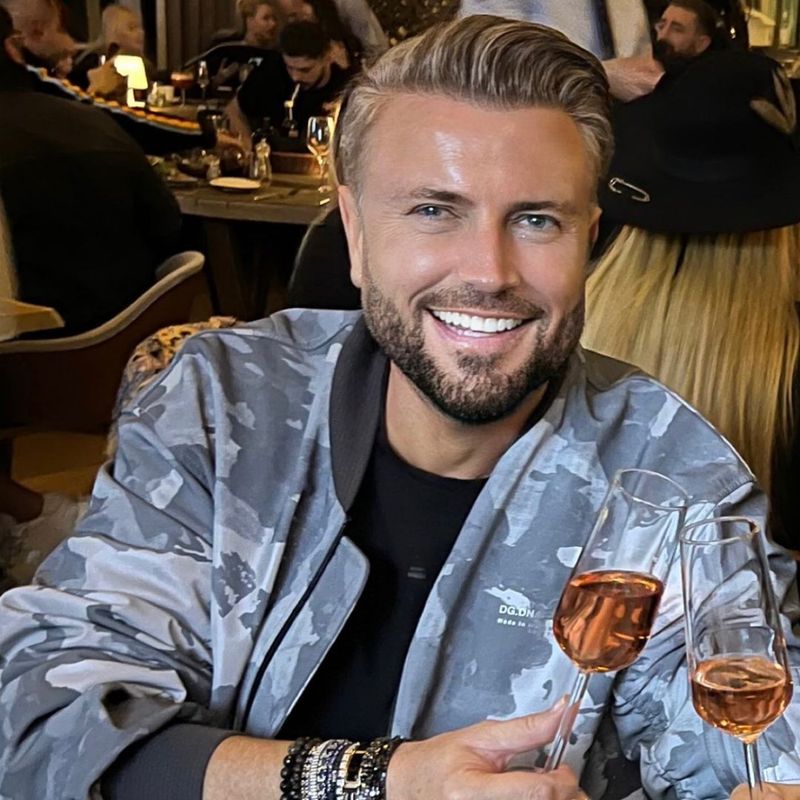 Cătălin Botezatu, luat la rost de fani după ce ar fi folosit prea mult photoshop. Designerul a fost asemănat cu Raluca Bădulescu &bdquo;Bine că ești tu naturală&rdquo;