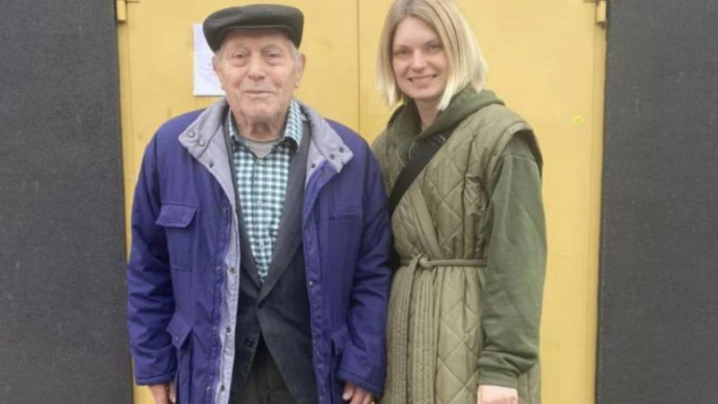 Povestea bunicului ucrainean care și-a strâns pensia pentru a-i ajuta pe soldați „Suntem cu un pas mai aproape de victorie