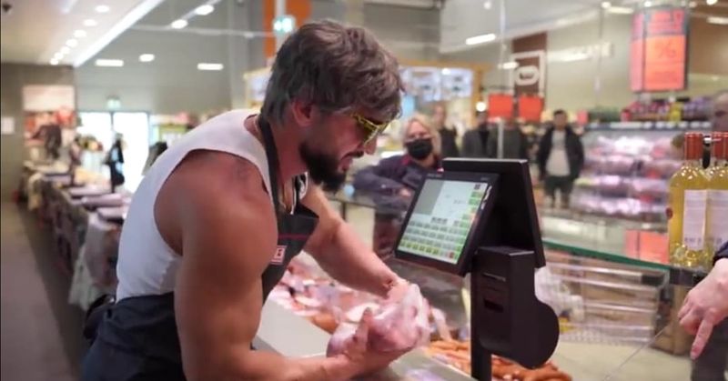 Dorian Popa a ajuns să vândă la tejghea