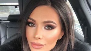 Anda Călin  Iubita lui Liviu Vârciu, gest uimitor pe bordură, în fața unei spălătorii auto! Alte vedete nu s-ar lăsa văzute într-o asemenea ipostază