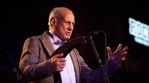 Gheorghe Zamfir este supranumit "maestrul flautului de nai"