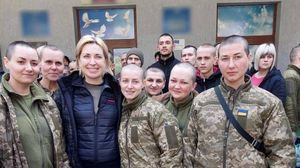 Femei din armata ucraineană, rase în cap de către ruși