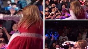 Moment stânjenitor pentru o artistă din România! S-a prăvălit pe scenă în timpul unui concert | VIDEO